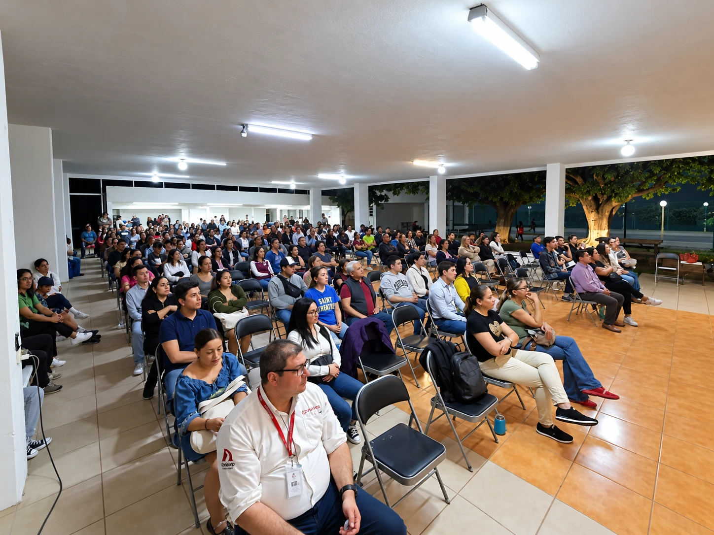 Conferencia ante un auditorio lleno