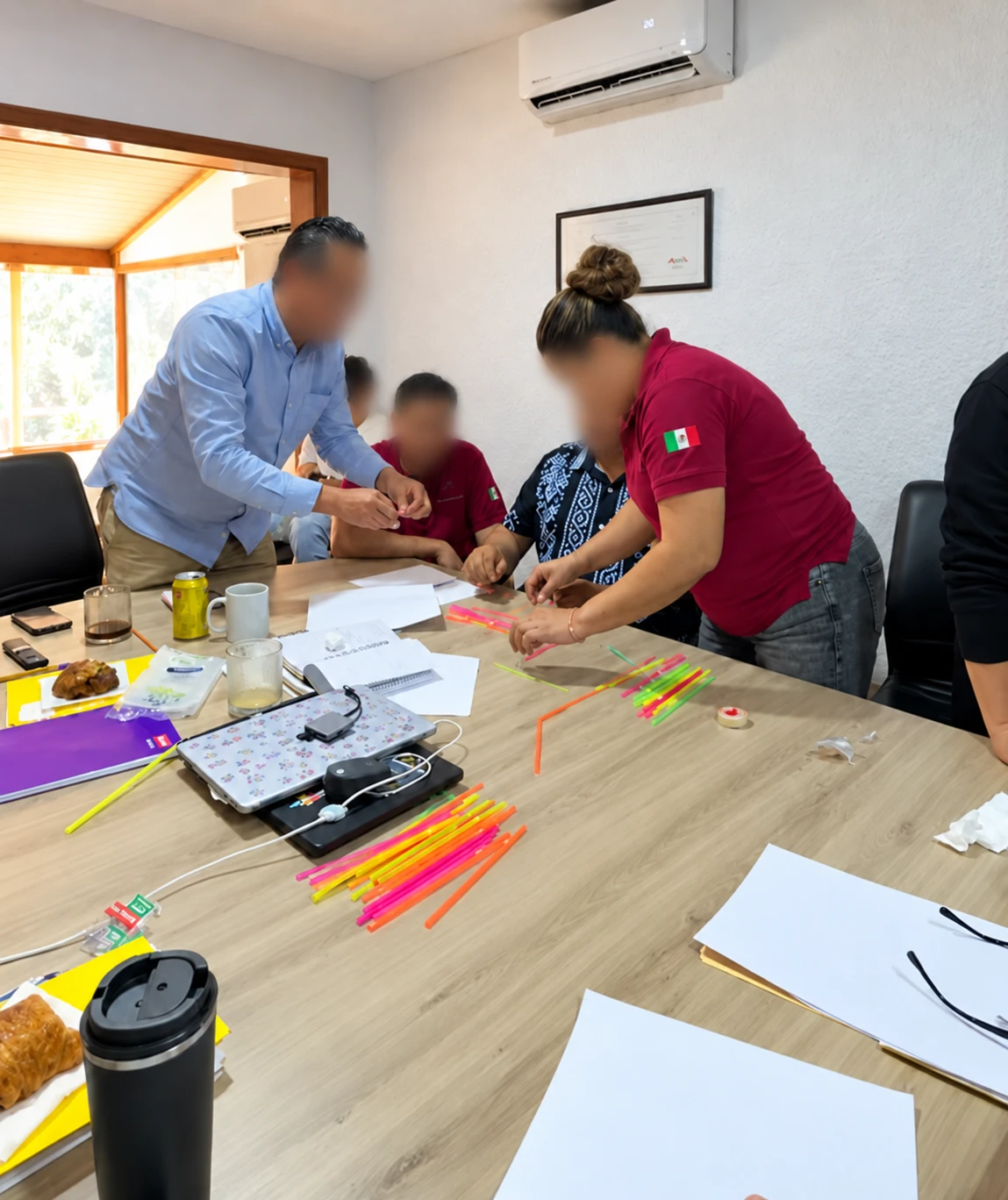 Dinámica de trabajo en equipo durante una sesión en empresa